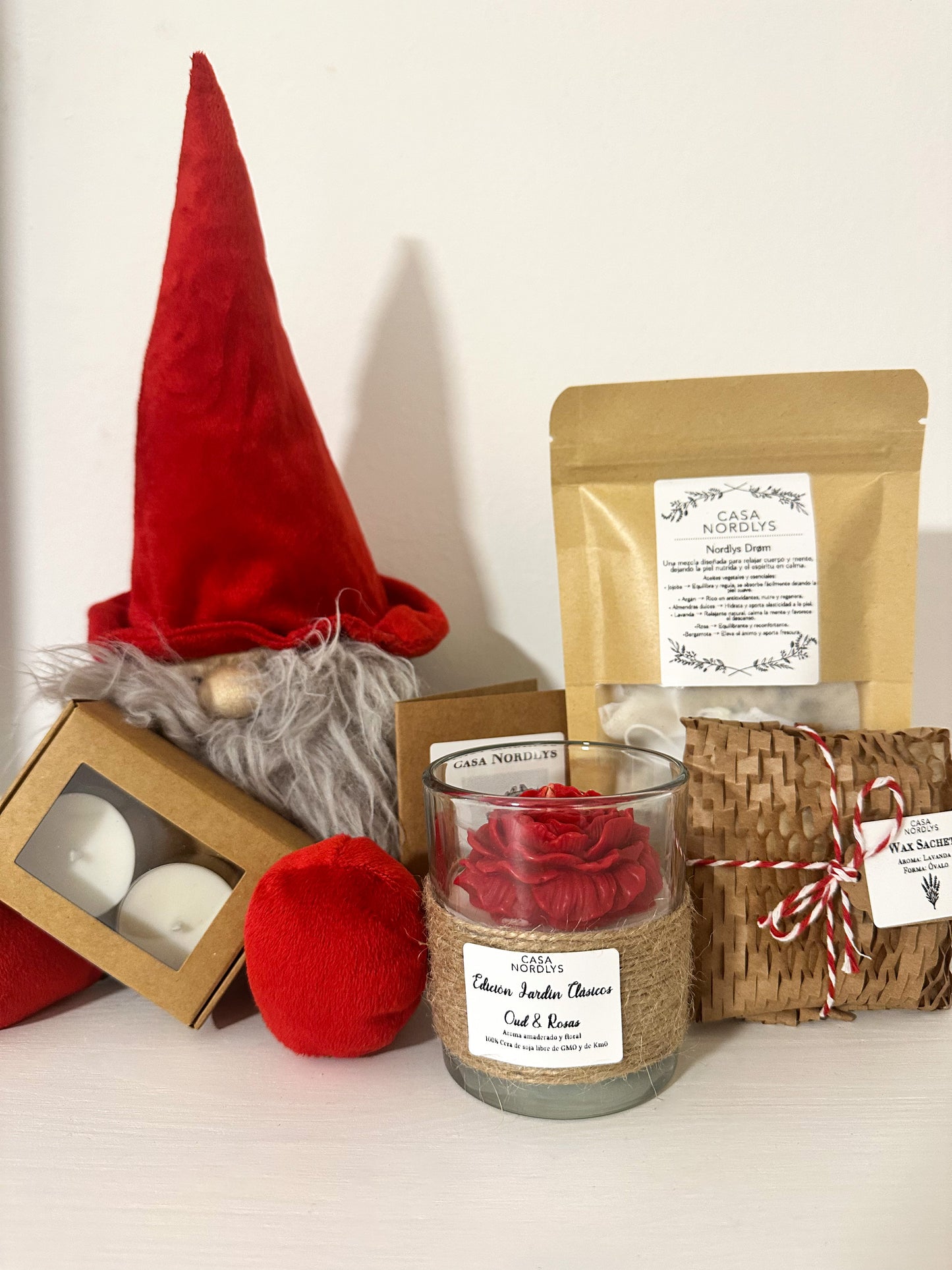 Set regalo “Spa en casa”: Vela aromática con aroma Rosas, velas de té de lavanda, infusión de baño Nordlys Drøm para relajarse y wax sachet con aroma Lavanda