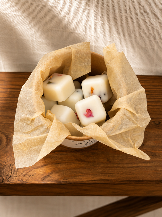 Caja abierta de Wax Melts AFTEN con hibisco y rosa damascena